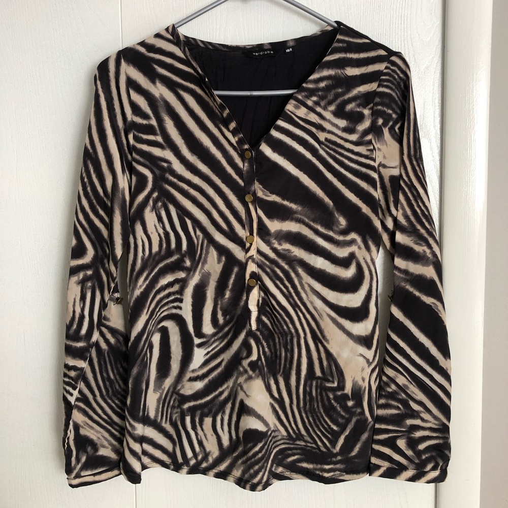 Black and creme swirl blouse in size XS but would also fit perfectly for size S